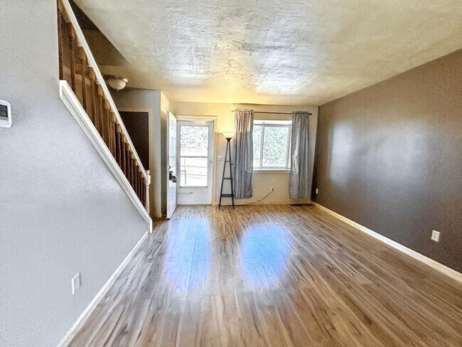 Building Photo - 2-Bedroom Home with Modern Amenities and C...