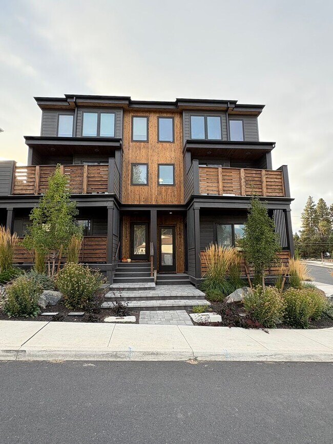 Building Photo - One bedroom apartment on Bend's SW side. E...