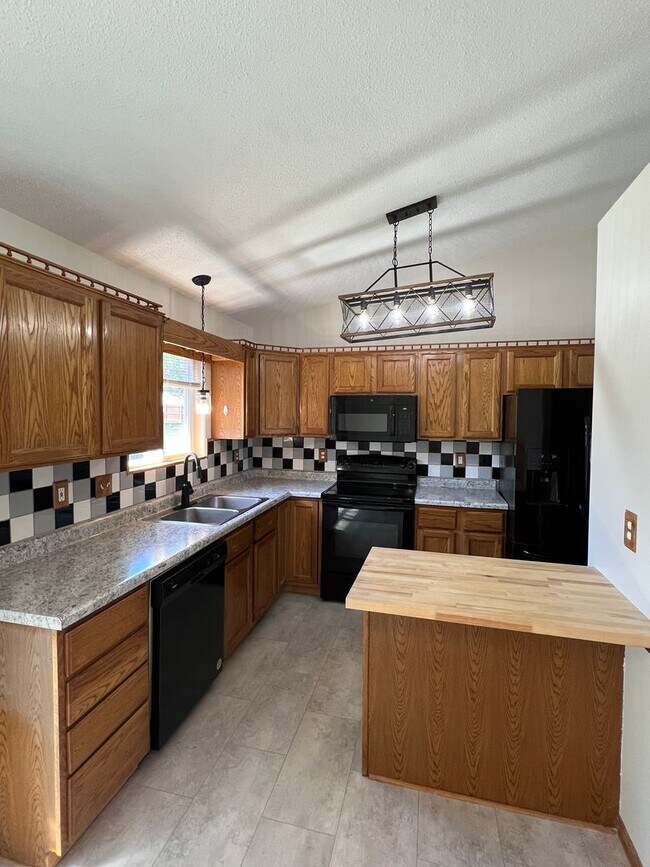 Foto del edificio - 4 Bedroom, 2 Bath Home for Rent