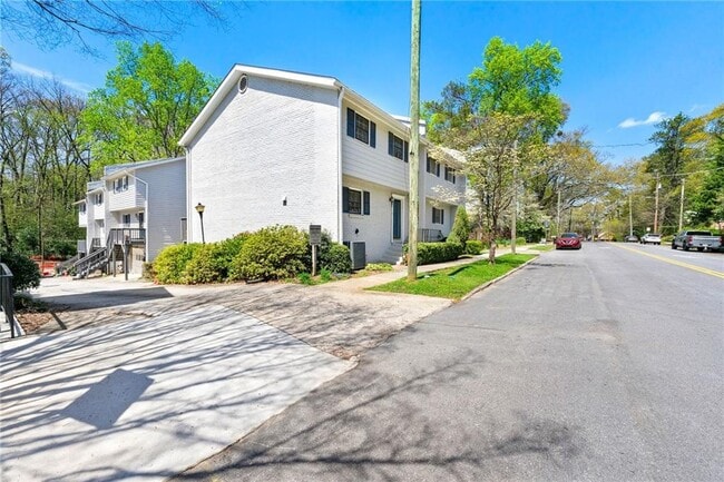 Building Photo - 420 Sycamore Dr