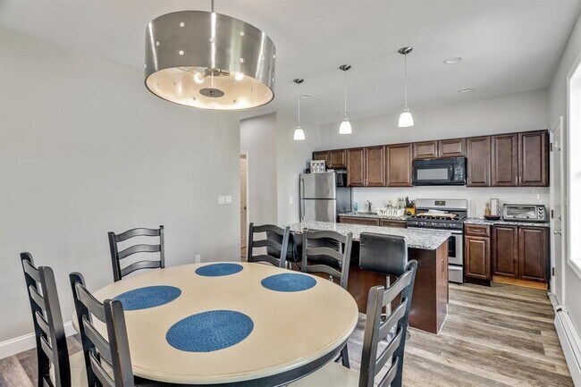 Building Photo - 2-7722 Broadway