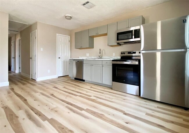 Foto del edificio - 7103 Bethune Ave