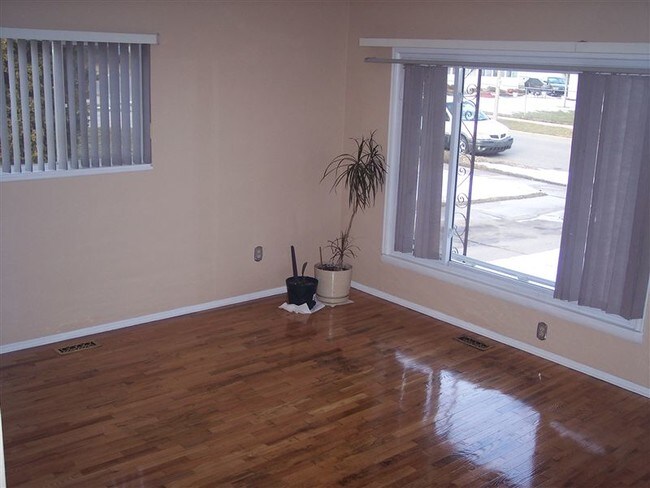 Foto del edificio - 4112 Stillwell Ave