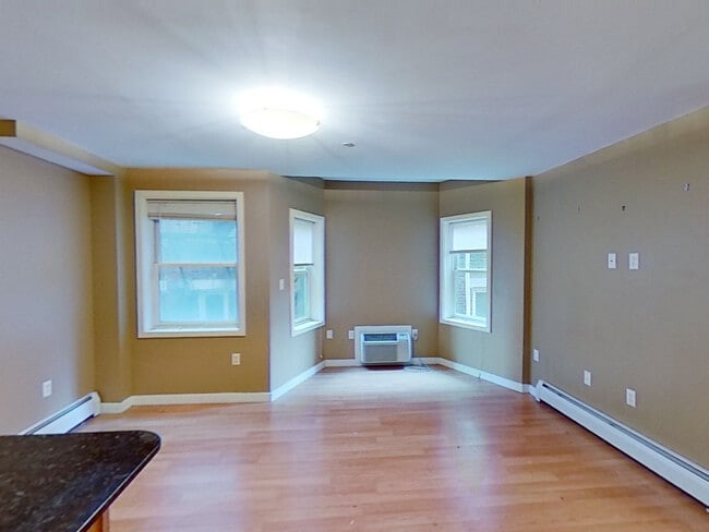 Building Photo - 461 Park Dr