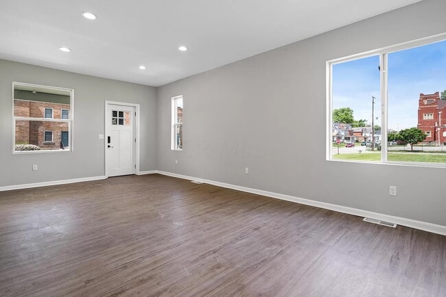 Building Photo - 534 Oakwood Ave