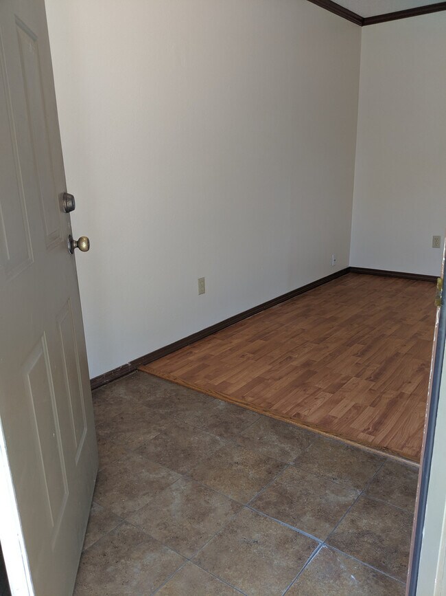 Building Photo - Two Bedroom Apartment within Walking Dista...