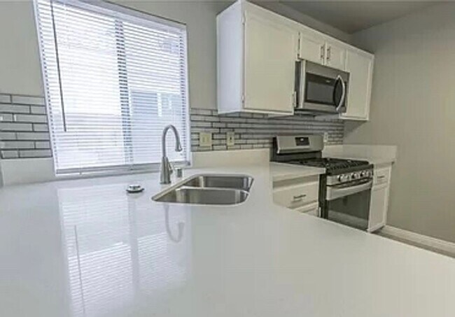 Foto del edificio - 2 br, 3 bath House - 7054 Magic Moment Ln.