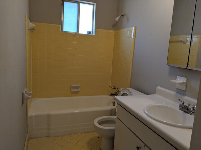 Hallway bathroom - 5478 Birdwood Rd