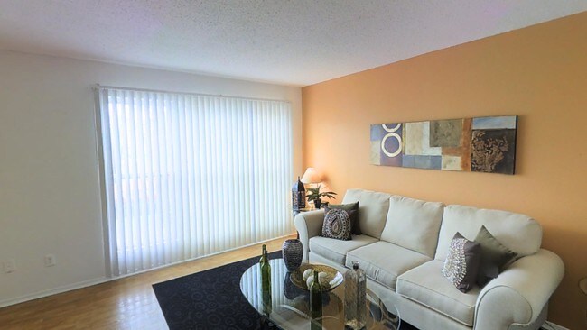 Palm Avenue Apartments - 76 Photos & 10 Reviews - Apartment for Rent