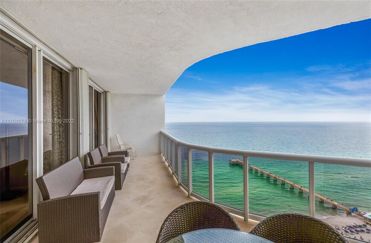 Foto principal - 16711 Collins Ave