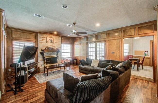 Building Photo - 18307 Forest Elms Dr