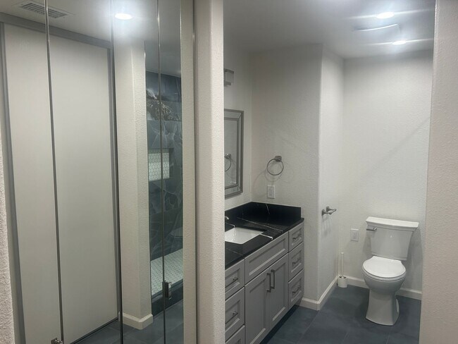 Foto del edificio - Newly Remodeled 2 Bedroom, 2 Bath Condo