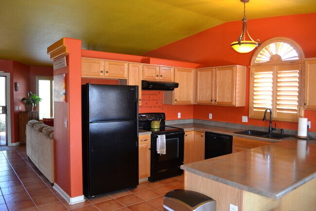 Building Photo - Bright & Spacious 3-Bedroom Tucson Rental ...