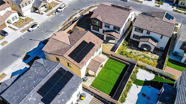 Foto del edificio - 16576 Ground Breaker Ave