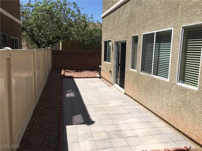 Building Photo - 9933 Carrizo Springs Ave