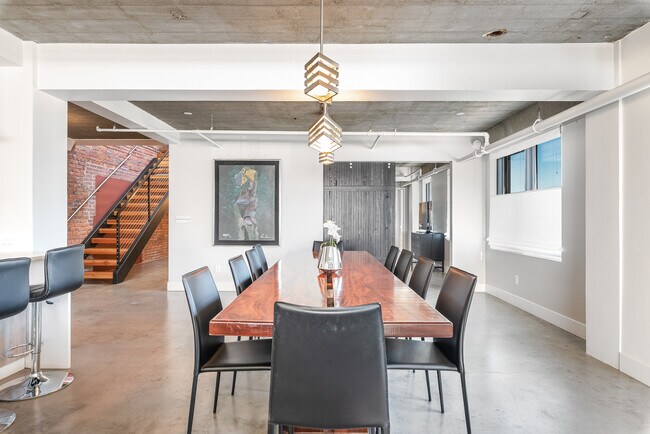 Building Photo - Penthouse