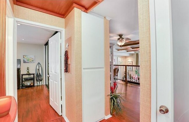 Building Photo - 8121 Marina Pacifica Dr N