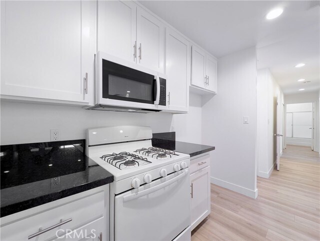 Foto del edificio - 17312 Chatsworth St