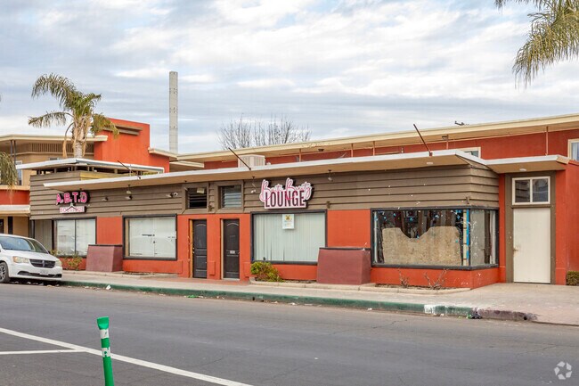 Building - 532-620 N Fulton St