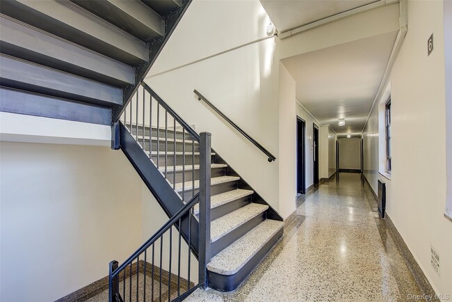 Foto del edificio - 37-27 86th St