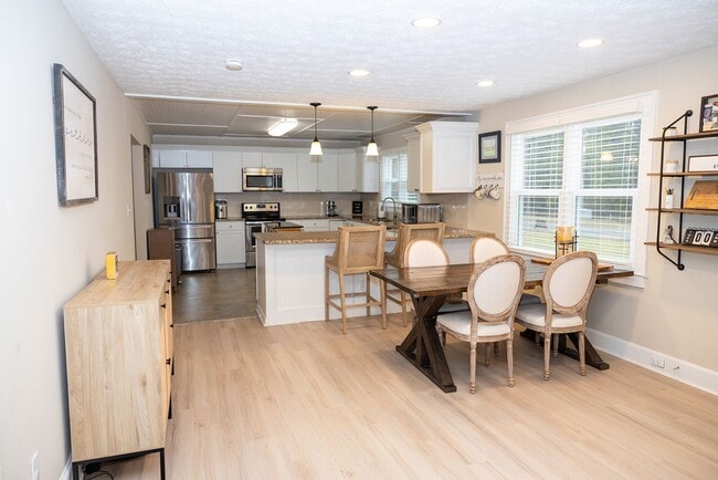 Building Photo - Beautifully updated ranch-style home offer...