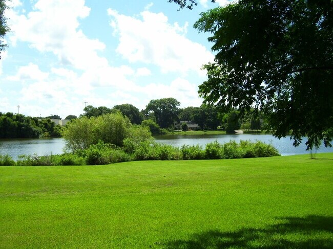 Building Photo - Walk to Lake Hollingsworth...Available Now