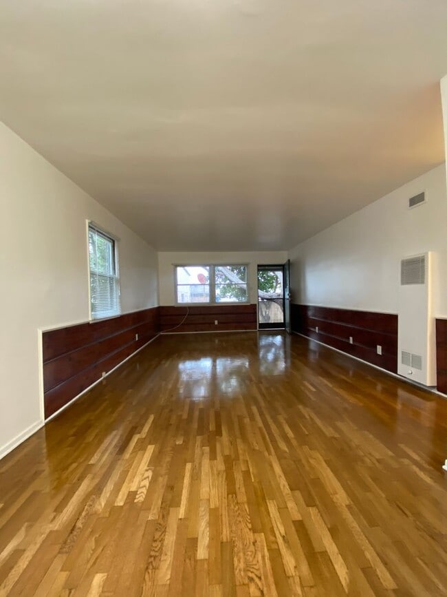 Interior Photo - 11923-27 Venice Blvd