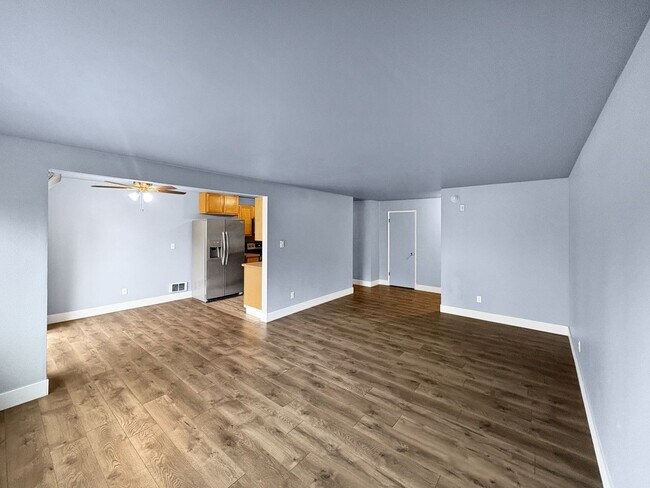 Building Photo - Beautiful and Bright View Ridge Condo
