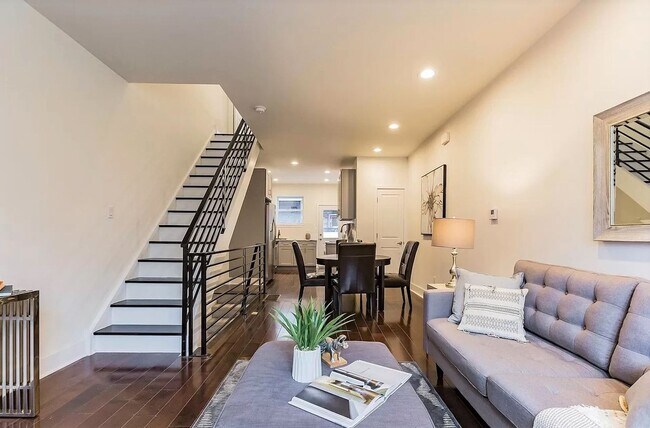 Foto del edificio - Gorgeous 2-Bedroom Townhome with Finished ...
