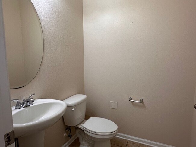 Building Photo - 4 Bed/2.5 Baths,2557 sq', Large Fenced Yar...