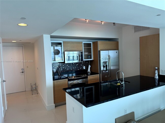 Building Photo - 950 Brickell Bay Dr