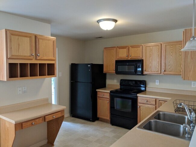 Building Photo - Three bedroom End Unit Townhome