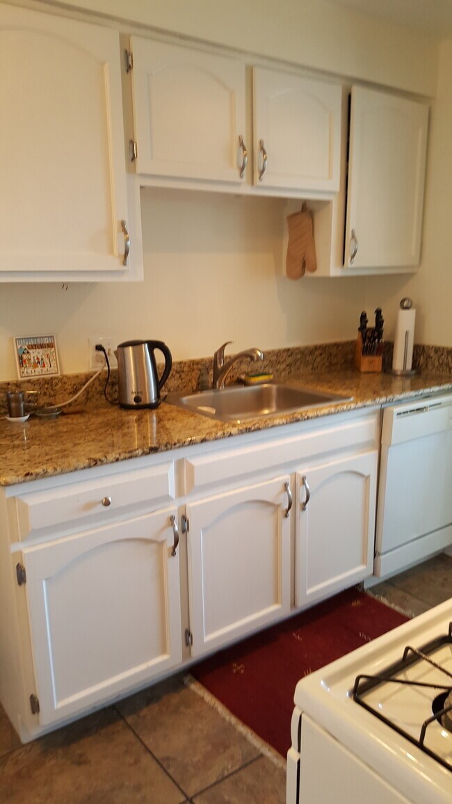 Foto del edificio - 12900 Lake Ave