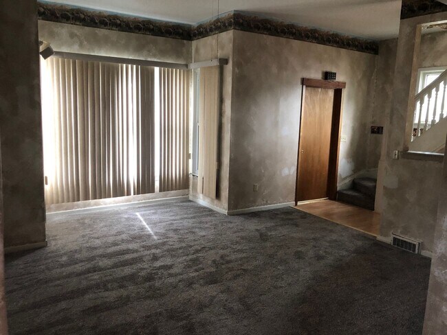 Building Photo - 4 Bedrooms/2 Bath Home with attached Garage   $1400