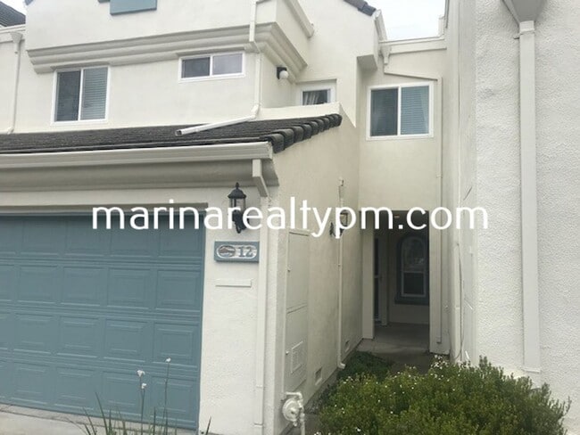 Building Photo - Gorgeous 3 bedroom 2.5 bath 2 story Townho...
