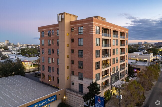 Foto del edificio - One Montrose Place Condominium
