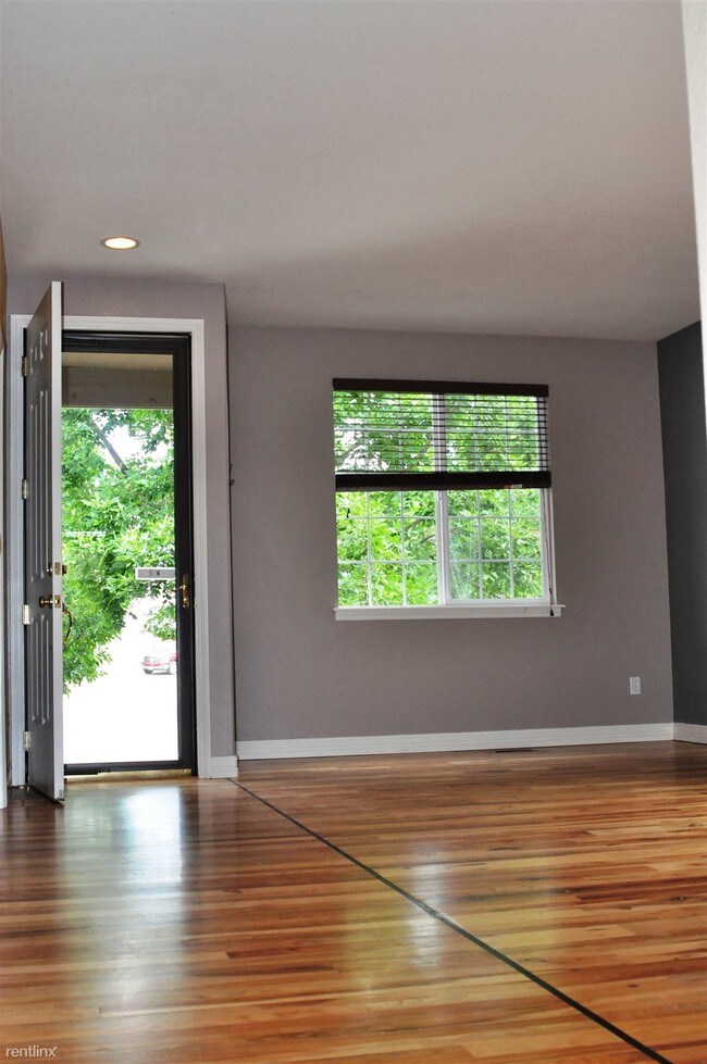 Building Photo - 927 Saddlebrook Ln