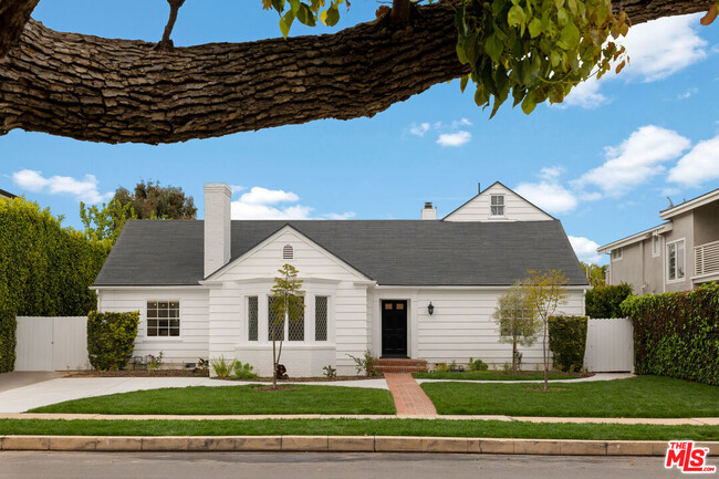 Building Photo - 808 Toyopa Dr