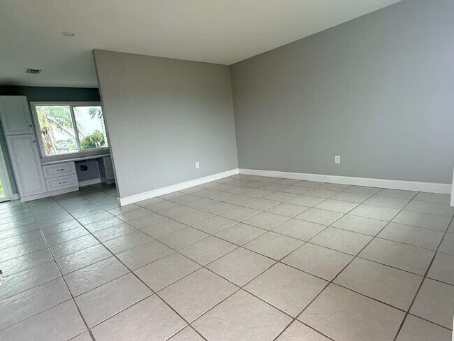 Foto del edificio - "Charming 2-Bedroom Oasis in South Gulf Cove with Modern Comforts!"