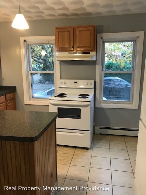 Building Photo - 2 br, 1 bath Apartment - 47 Pine St.