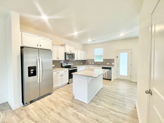 Building Photo - 3 Br 2.5 Ba townhome in the Kincaid Common...