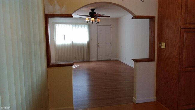 Foto del edificio - 428 Escobar St