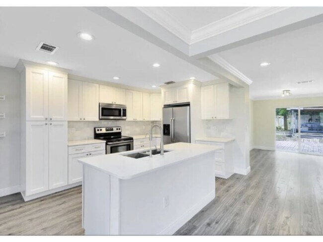Building Photo - 3 Bedroom, 2 Bath Heart Of Hourglass Downt...