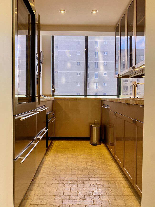 Building Photo - 210 E 65th St