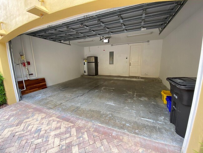 Building Photo - 319 Flamingo Dr