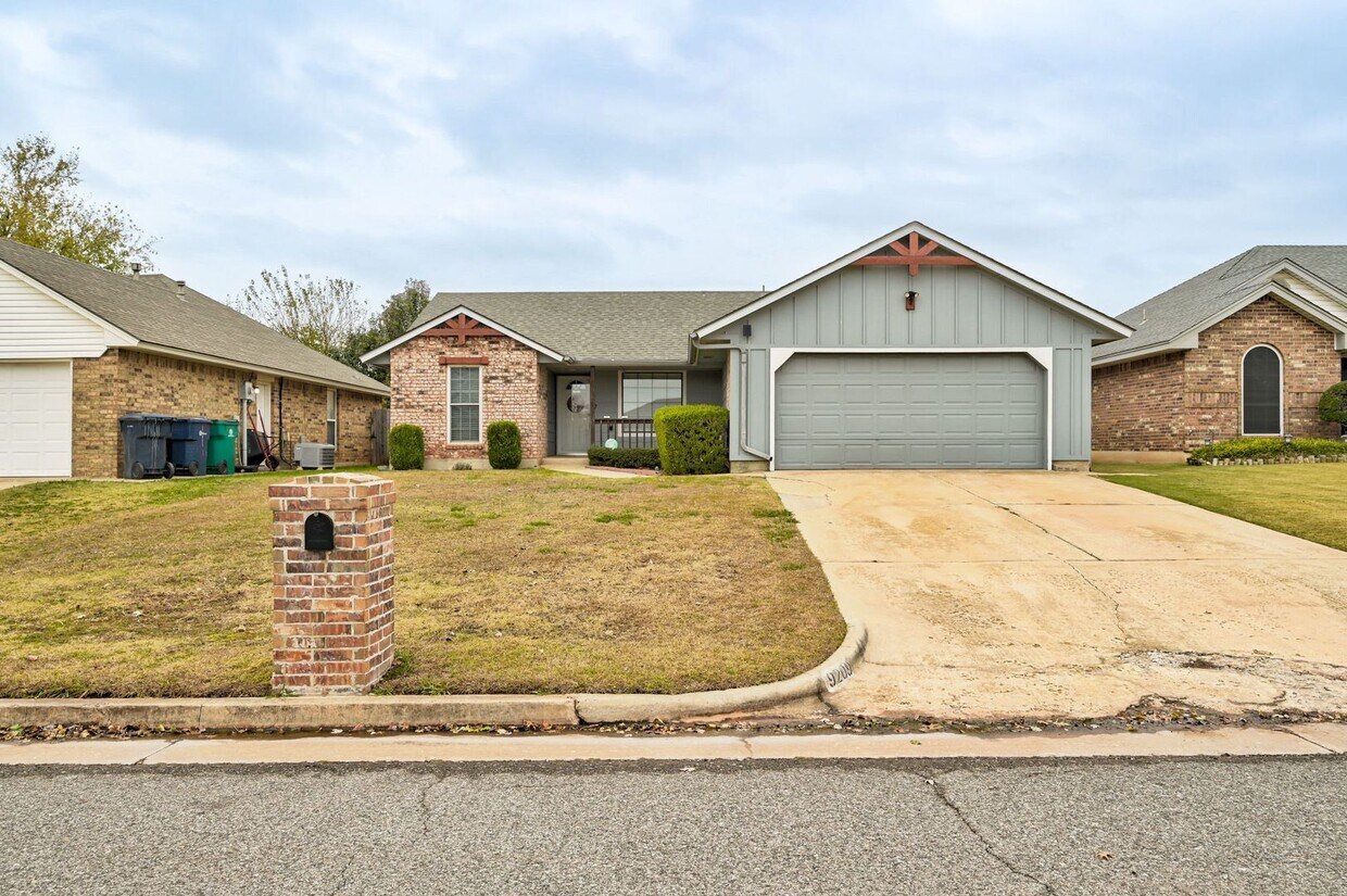 Primary Photo - Charming 3-Bed, 2-Bath Home in North Moore...