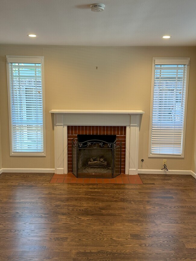 Plantation shutters, plenty of natural light - 1224 Greenwood Ave
