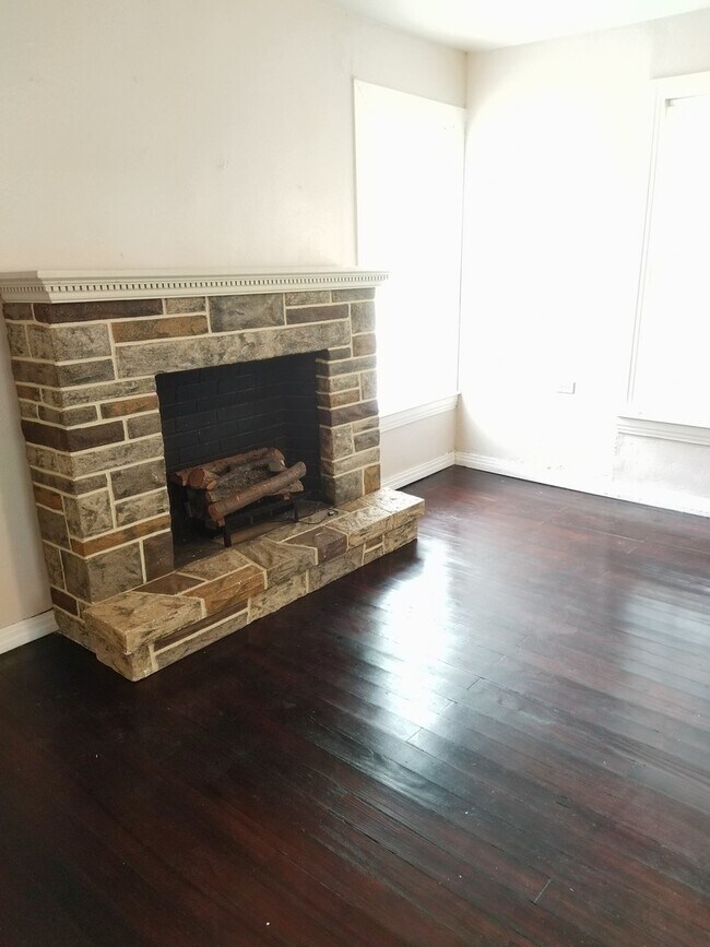 Building Photo - 3/2 Near Downtown Cleburne!