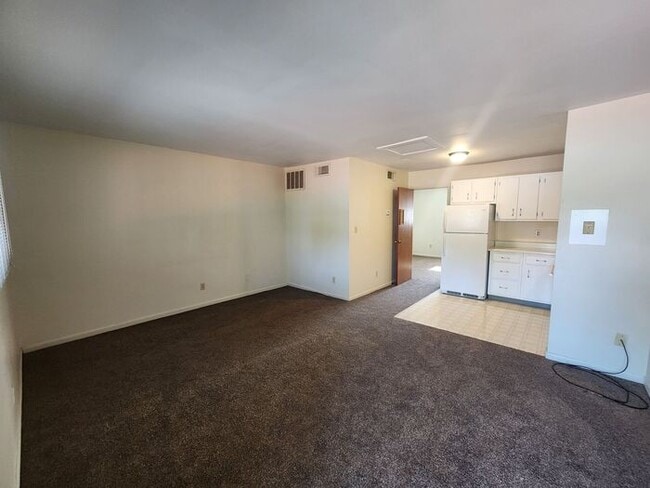 Building Photo - Upstairs 1 Bedroom Apartment Close to Rose...