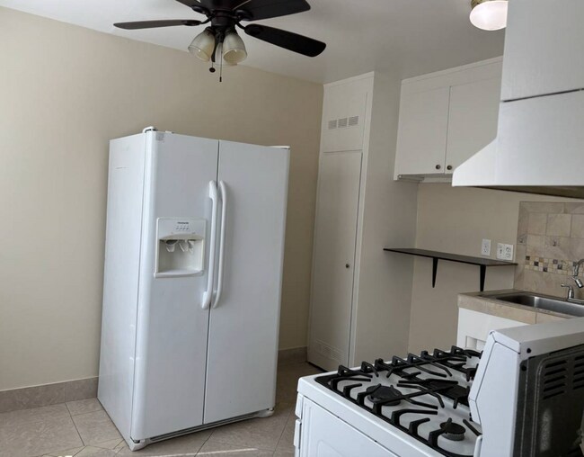 Building Photo - HALF OFF 1ST MONTH'S RENT! Cozy 2 Bed 1 Ba...